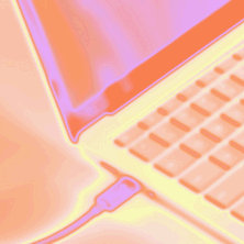 暖かいオレンジとピンクの色調のノートパソコンのキーボードと USB ケーブルの抽象画。