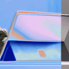 青とオレンジの抽象フィルターを適用したラップトップの側面図。