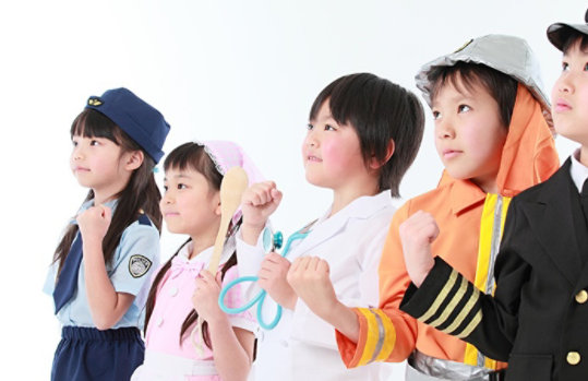 医師、警察、エンジニア、看護師、海軍士官の役割を代表する子供たち