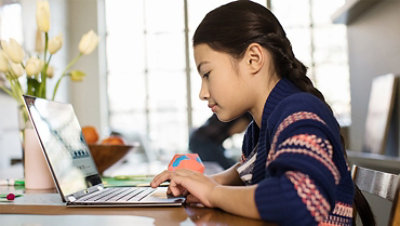 ラップトップに取り組んでいる一人の女の子