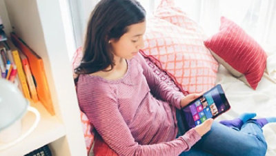 タブでアプリケーションを探索している一人の女の子