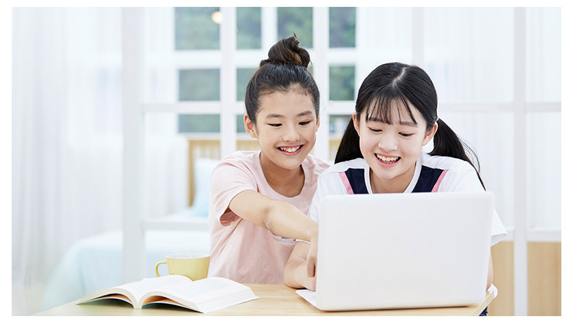 PC を楽しむ 2 人の少女