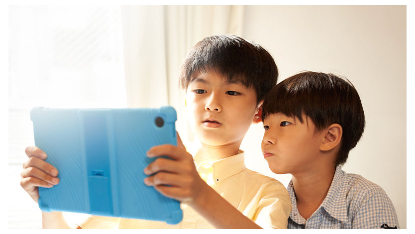 学習の記録: 2 タブレット デバイスを見ている 2 人の子供
