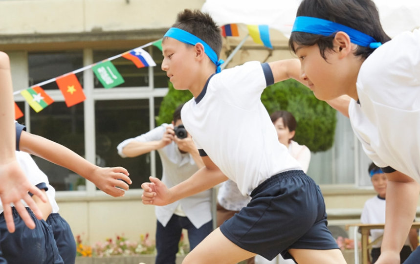 数人の学生がレースで走っている