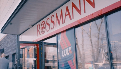 Widok wejścia do sklepu sieci Rossmann