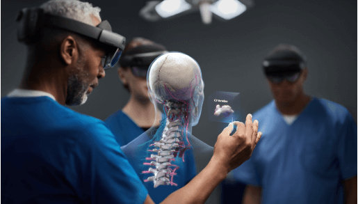Sala operacyjna, 2 chirurgów przy użyciu okularów HoloLens operuje pacjenta