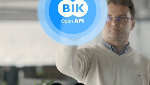 mężczyzna klikający w efekt 3D z napisem: BIK – open API
