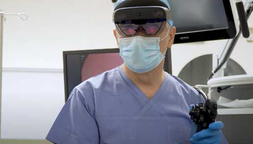 Chirurg w trakcie zabiegu z założonymi goglami HoloLens
