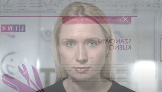 Twarz kobiety, która patrzy prosto na oglądającego zdjęcie, a na jej twarz nałożony jest półprzezroczysty zrzut z ekranu strony www Link4.
