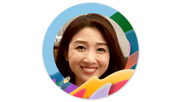 Sachikoはカラフルな円形の枠に囲まれています。