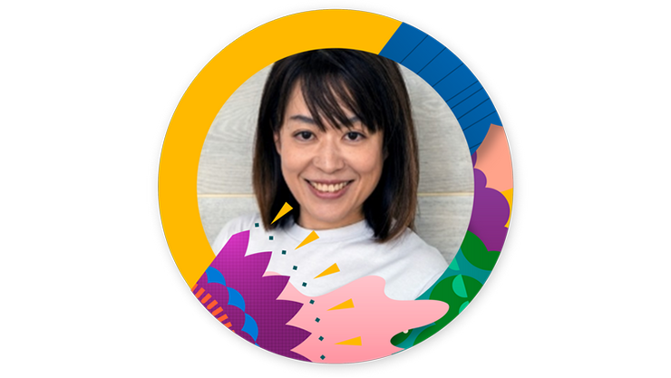 Mayuはカラフルな円形の枠に囲まれています。