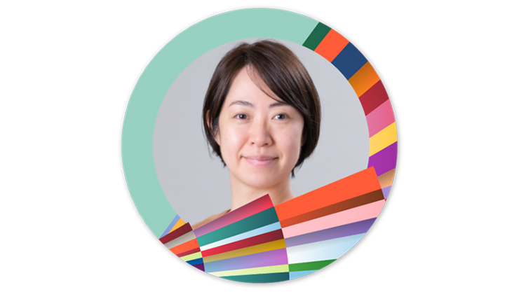 Sakiはカラフルな円形の枠に囲まれています。