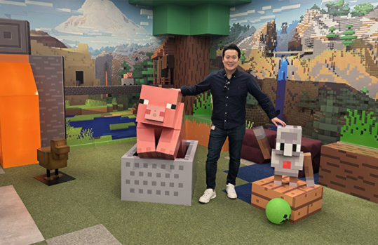 マインクラフトのキャラクターが置いてある室内で微笑むShota