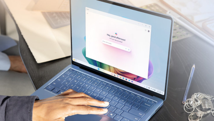 Copilot を画面に表示したノート PC