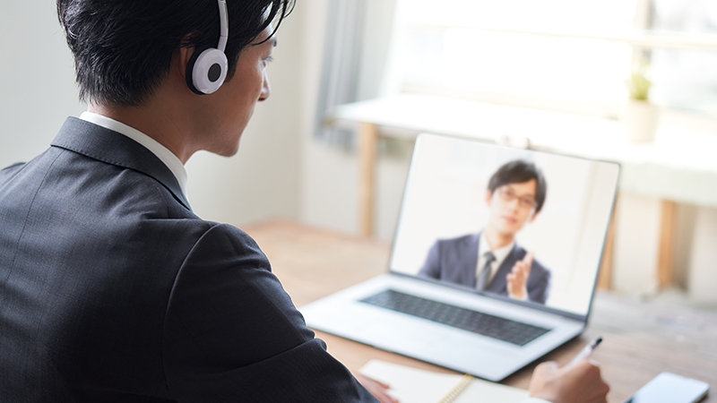 ノート PC でオンライン説明会に参加する学生