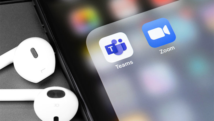 スマートフォンに表示された Microsoft Teams と Zoom のアイコン