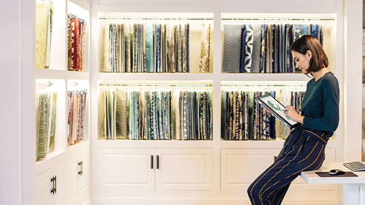 Lady in a store using a laptop showing the Office 365 app