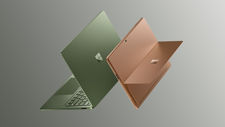 グレーの背景に斜めに浮かぶ、オリーブグリーンのMicrosoft SurfaceノートPCとブロンズのSurface Proタブレット。