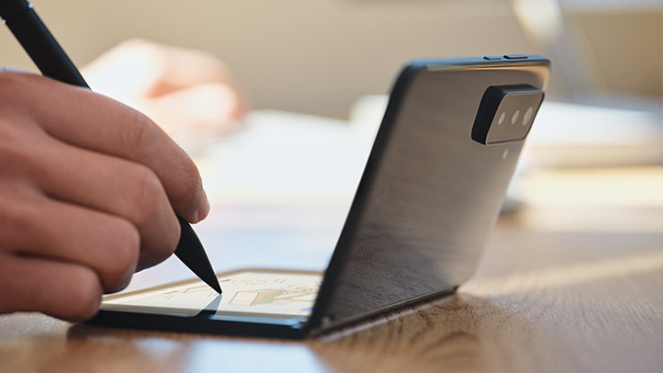 Surface Duo 2 とペンを人が使用している様子