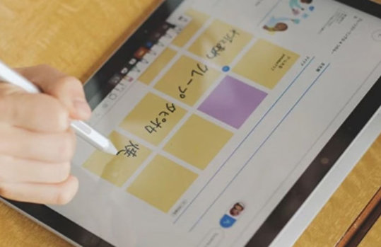 タッチ スクリーンで Surface ペンを使用する男性