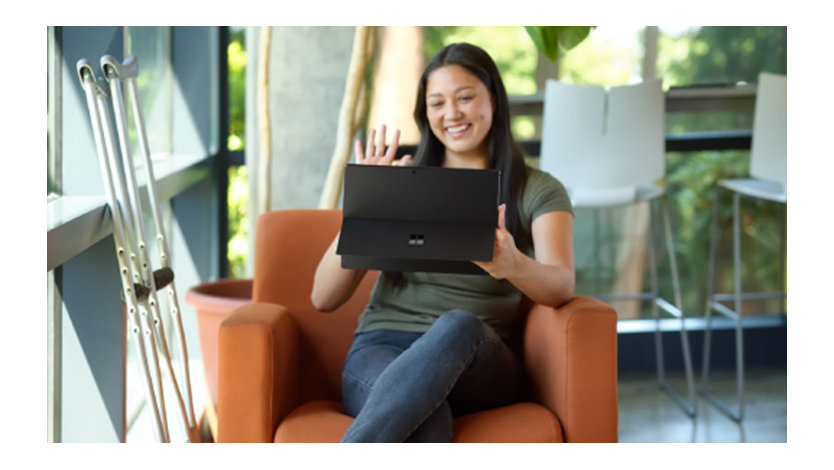 ソファに座ってSurfaceでビデオ通話する女性のイメージ