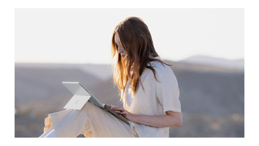 膝の上でSurfaceを操作する女性のイメージ