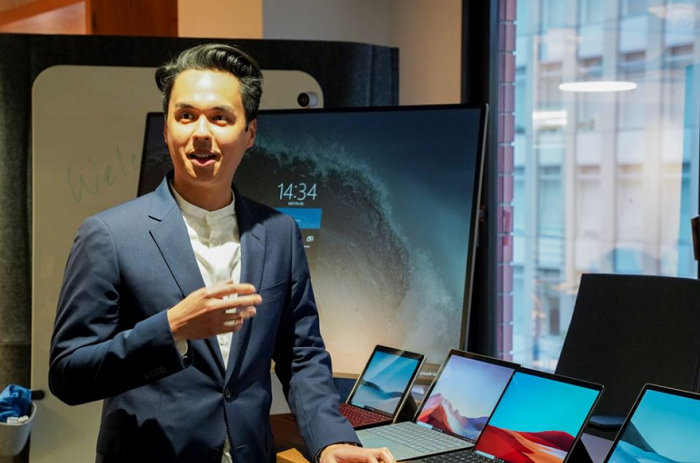 アンドリューは4台のSurfaceラップトップを使って大画面で何かを説明している