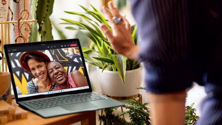 女性がノートパソコンでビデオ通話をしている様子。