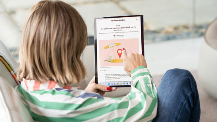 Surface デバイスをタブレットとして使用する女性