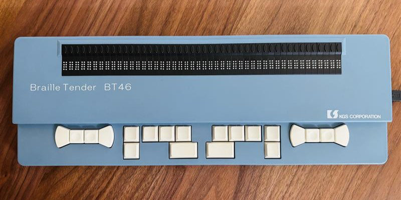 点字ディスプレイを操作する様子