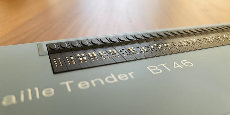 コンピュータに接続された点字ディスプレイ