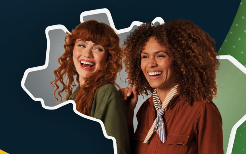Duas pessoas sorrindo, em frente a um fundo colorido com formas e o contorno do Brasil.