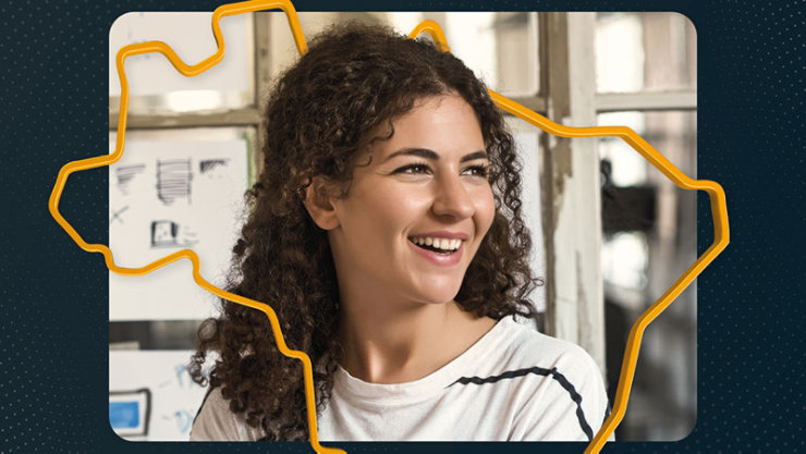 Pessoa sorrindo em ambiente interno, com janelas ao fundo e contorno do Brasil.