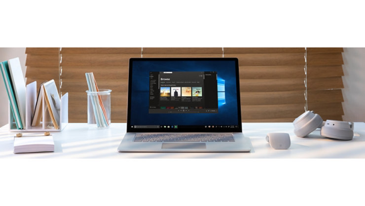 デスクの上の Windows 10 PC