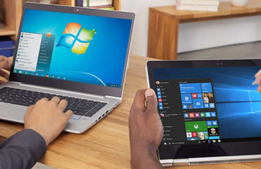 Windows 7 および Windeows 10 の画面を操作するユーザー