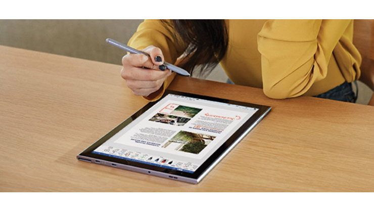机の上のタブレット