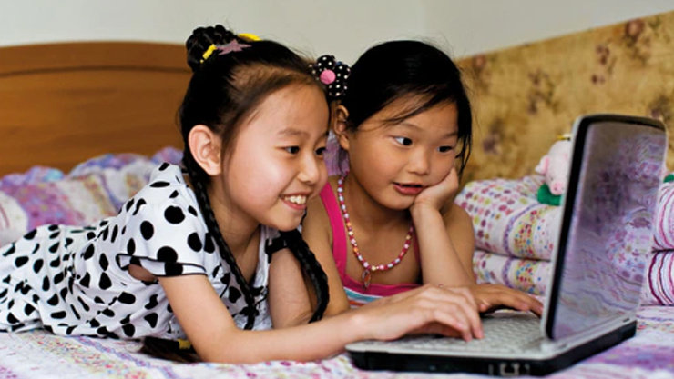 孩童操作著筆記型電腦