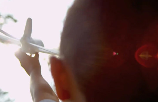 孩子玩玩具飛機的後視圖