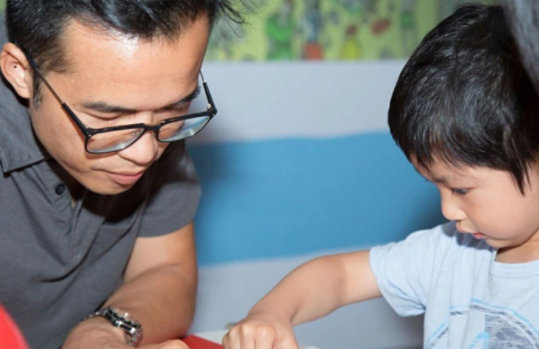 一個男人和一個孩子一起工作