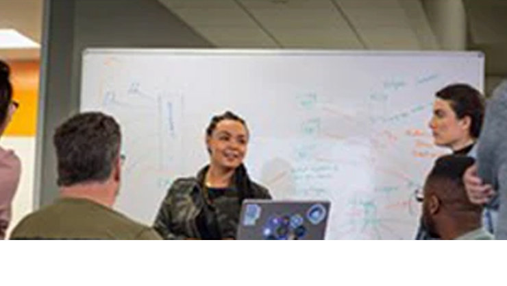 여자가 설명하고 있다