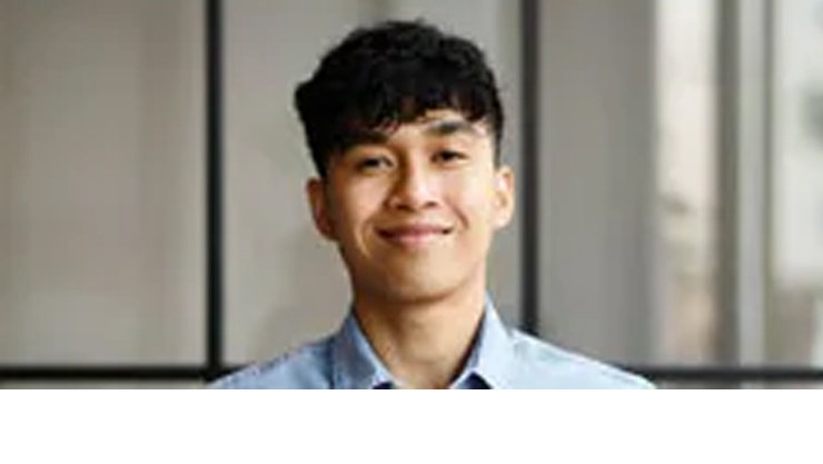  남자가 웃고있다