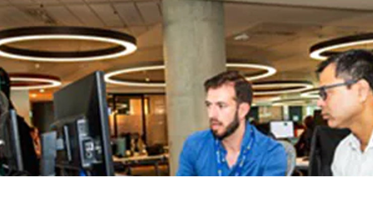 두사람이 모니터를 보고 있다