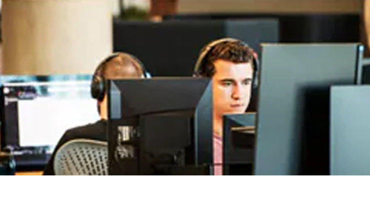 남자가 모니터를 보고 있다