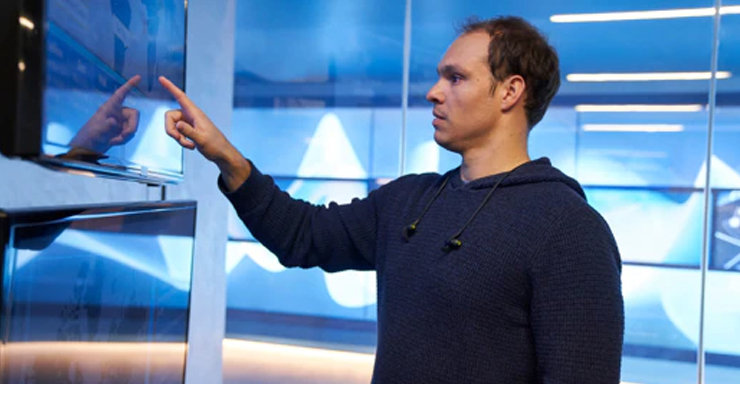 한남자가 스크린을 보고있다