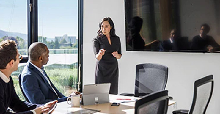 노트북으로 회의를 하는 두 남자와 한 여자