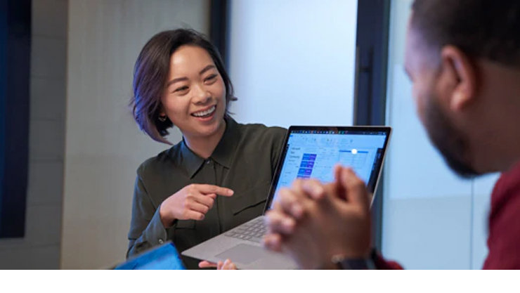 한 여자가 스크린을 설명하고 있다