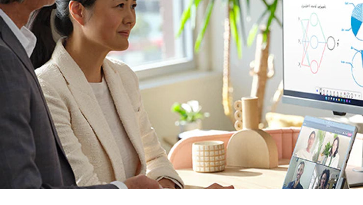 영상통화로 다른 멤버들과 연결된 남녀