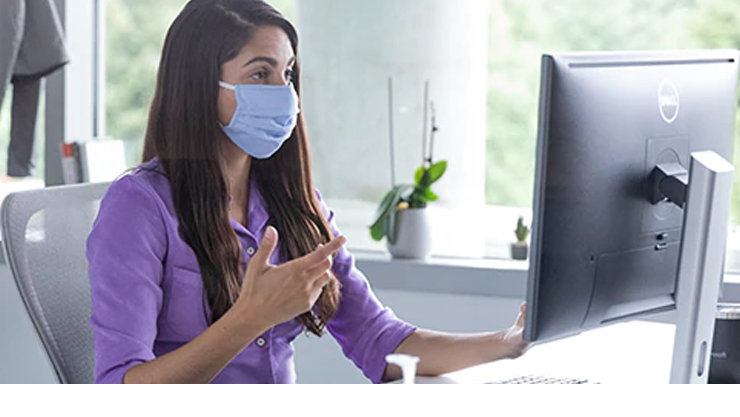 모니터를 보면서 일하는 여성