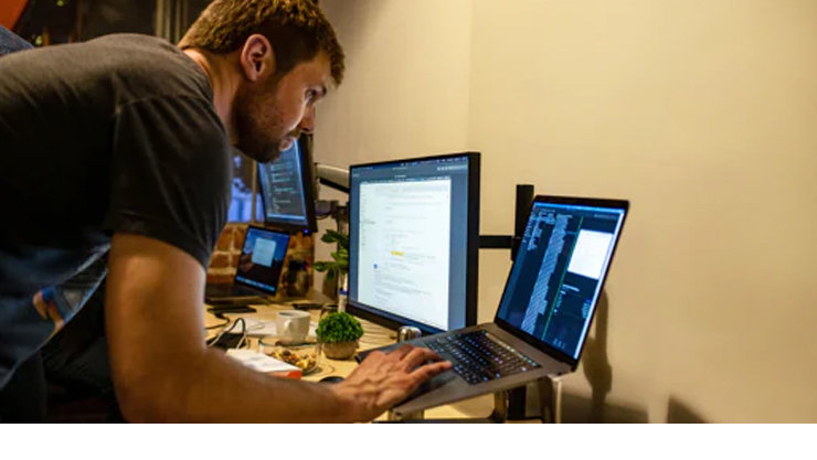 노트북으로 업무를 보고 있는 남성