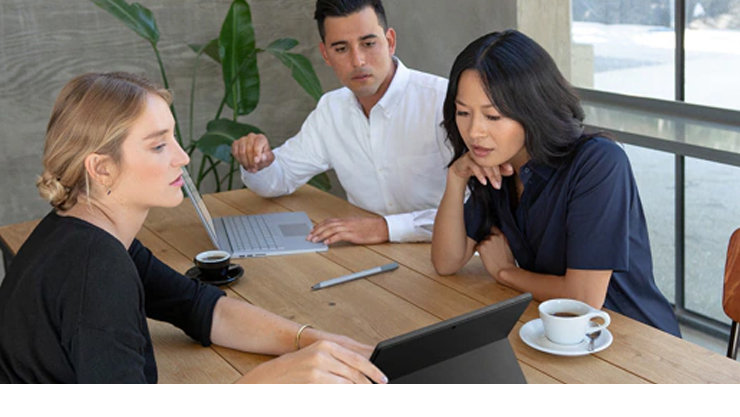 세 사람이 의견을 나누며 공부하고 있다